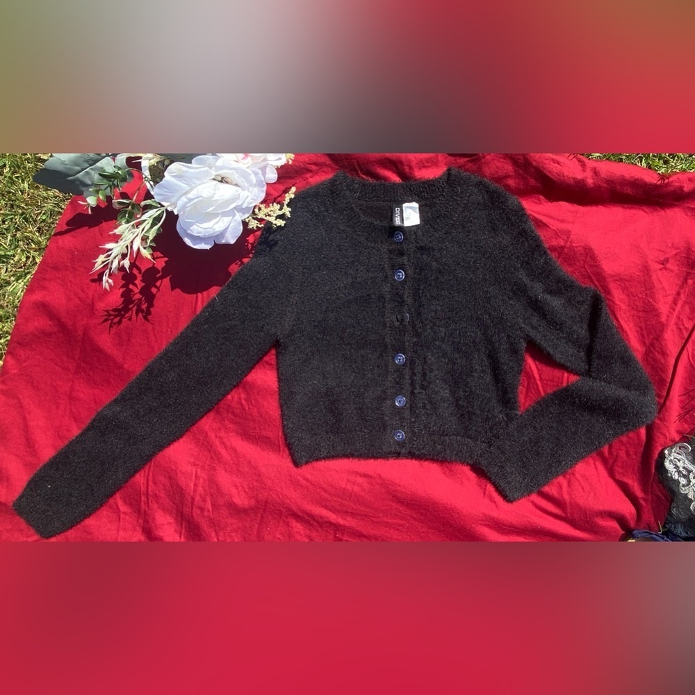 Black Sweater Cardigan
DIVIDED
Size small
Great condition